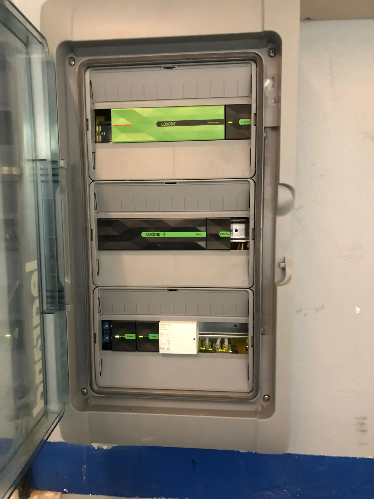 Cuadro Loxone instalado por Domoteknik